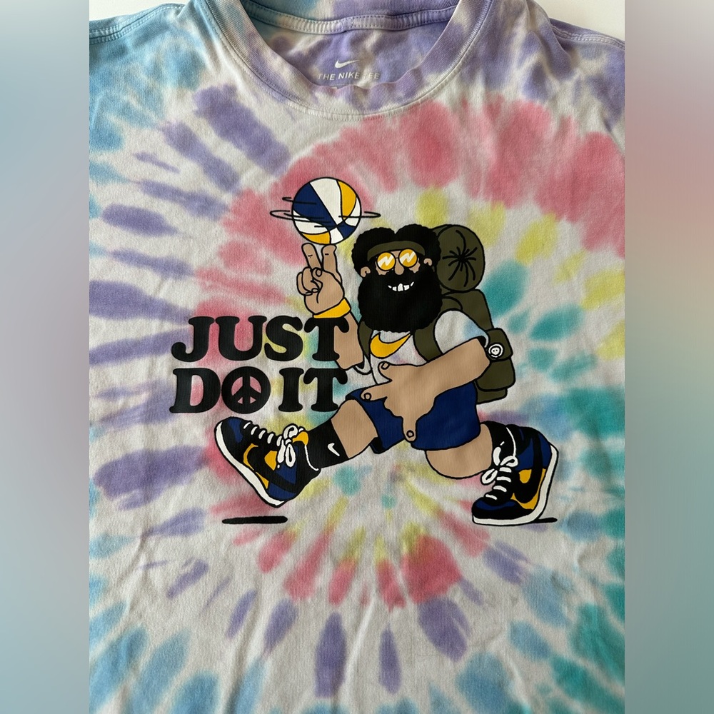 Nike “Peace, Love, Basketball” retro hiker T shirt size large